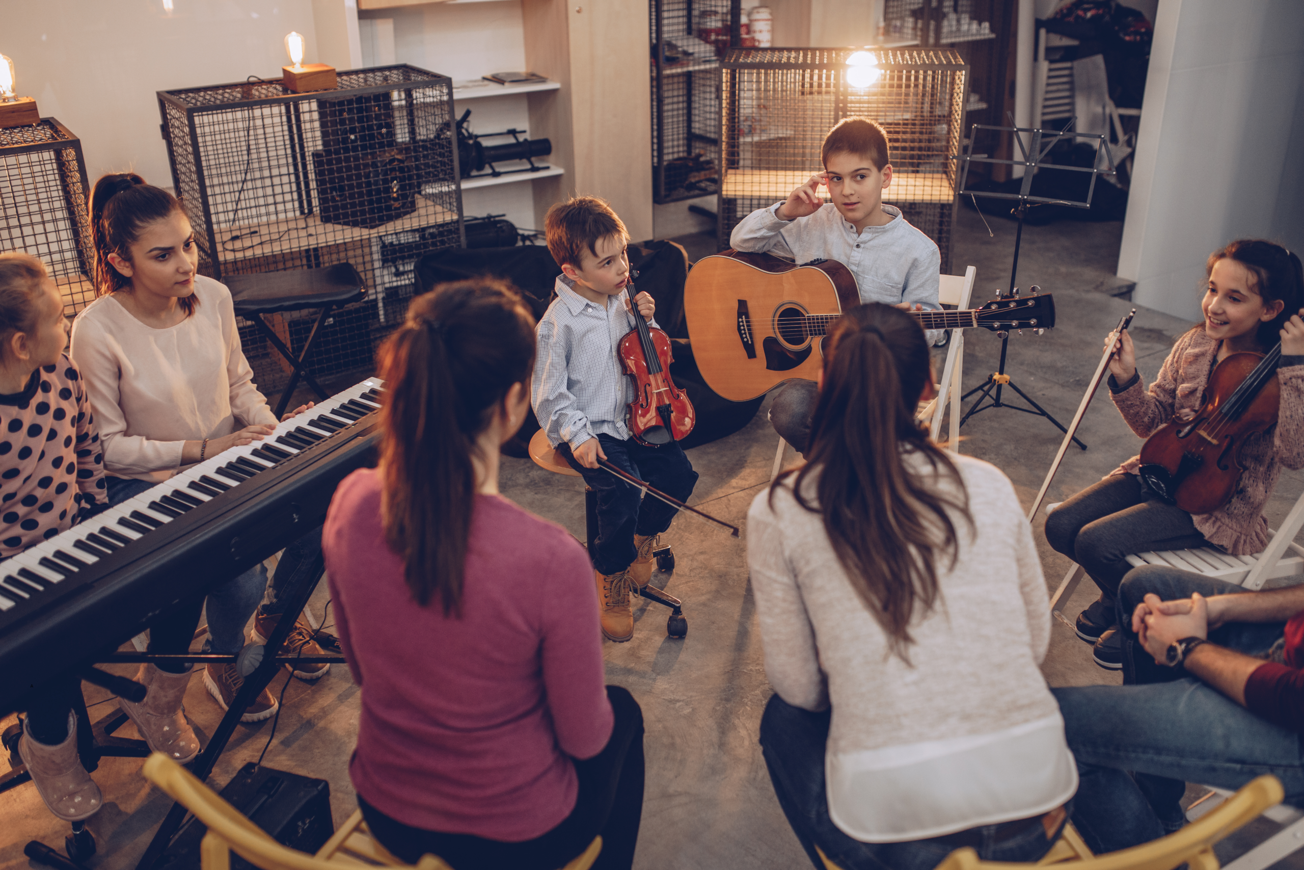 dzieci siedzą w sali muzycznej i wspólnie grają na instrumentach